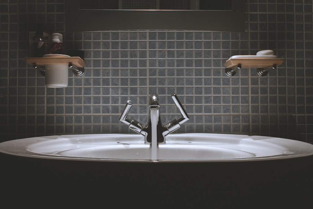 El agua caliente huele a huevos podridos: por qué pasa y cómo eliminarlo